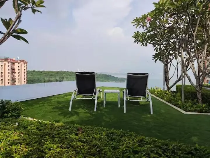 Breezy Urban 6Pax Seaview Infinitypool Georgetown Apartment  George Town