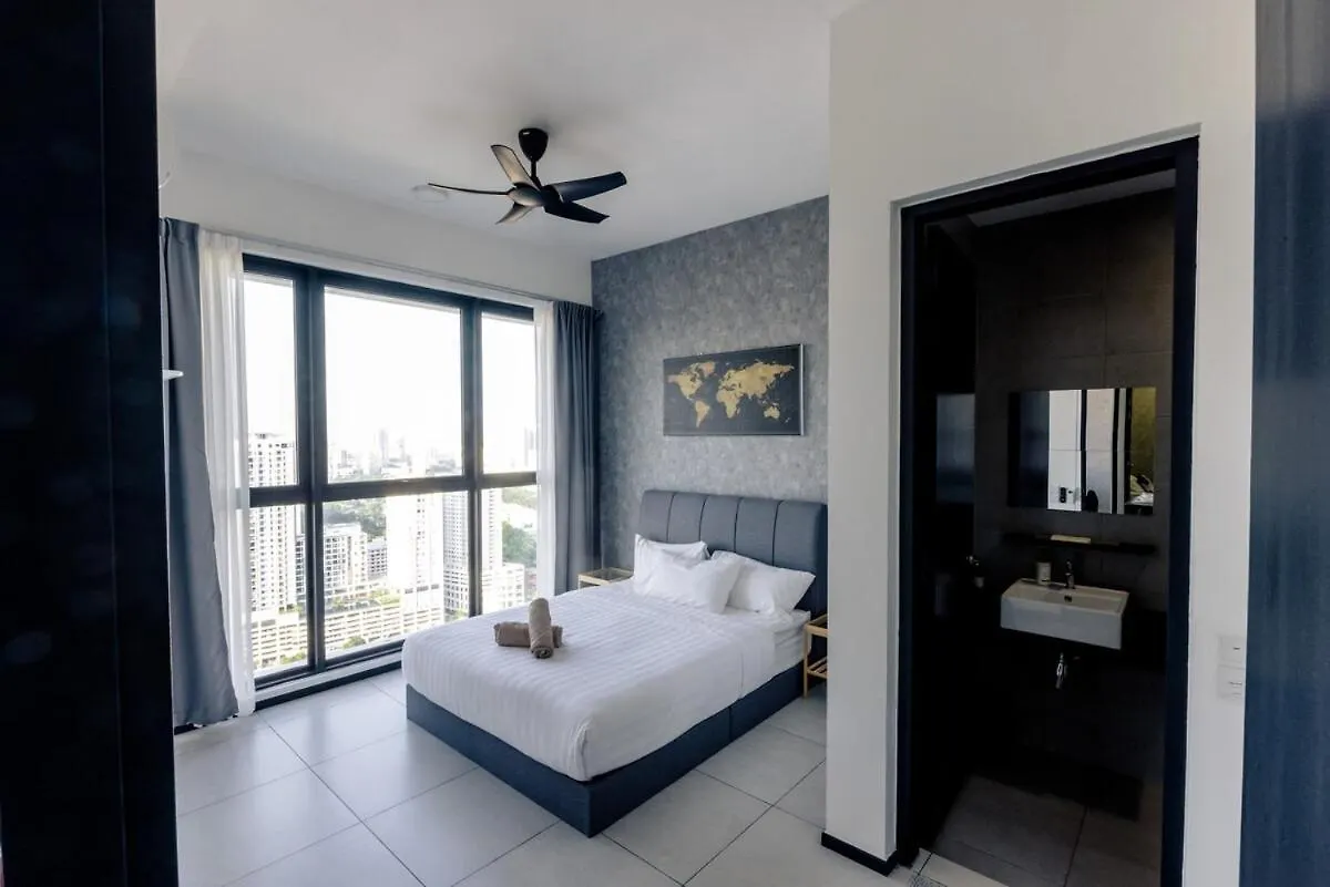 Breezy Urban 6Pax Seaview Infinitypool Georgetown Apartment  George Town