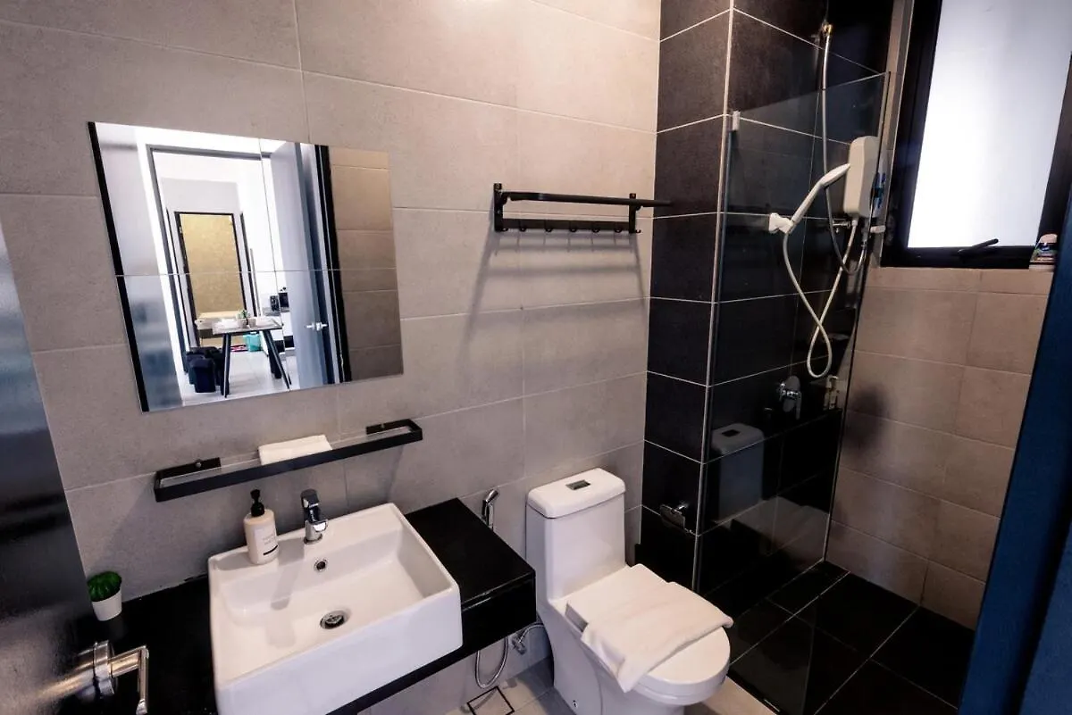 Breezy Urban 6Pax Seaview Infinitypool Georgetown Apartment  George Town