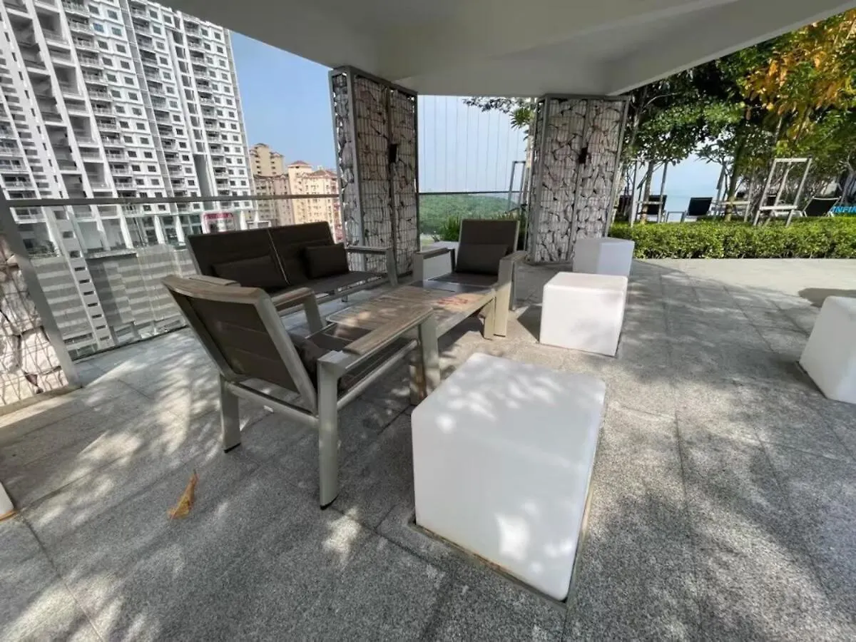 Breezy Urban 6Pax Seaview Infinitypool Georgetown Apartment