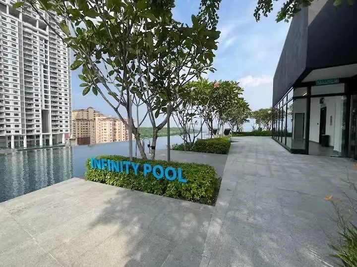 Breezy Urban 6Pax Seaview Infinitypool Georgetown Apartment