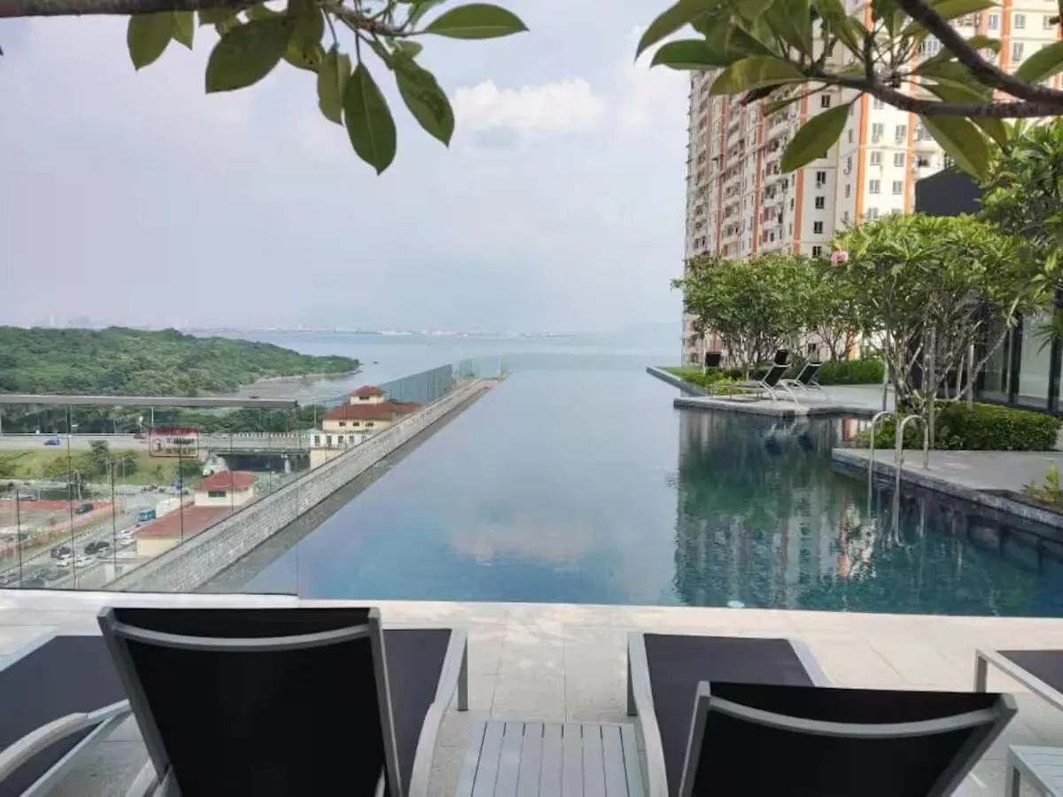 Breezy Urban 6Pax Seaview Infinitypool Georgetown Apartment